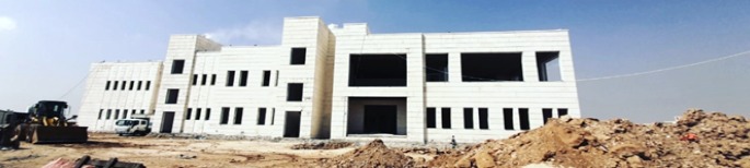 مبنى مكاتب خرساني في موقع إنشائي للمجموعة الفنية للهندسة والصيانة E&M — concrete office block on an E&M construction site