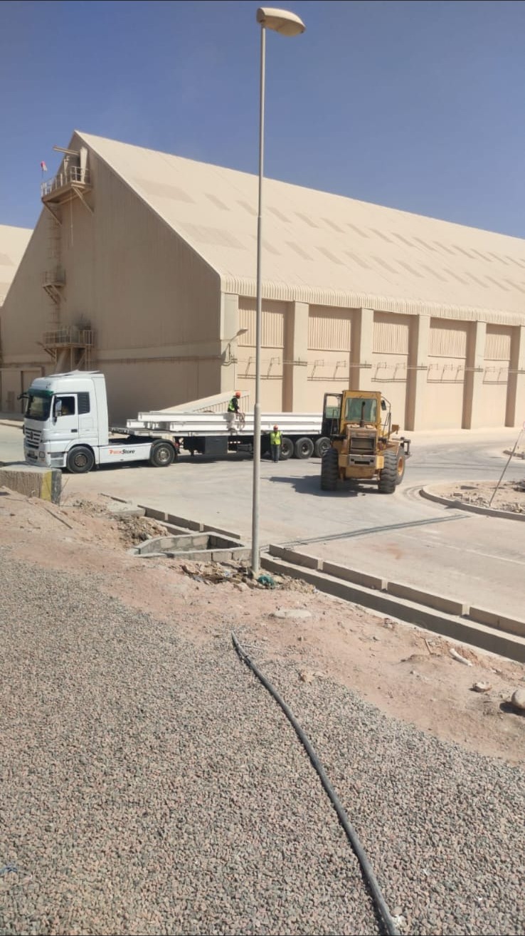 نقل وتسليم قطاعات حديدية إلى مستودع صناعي في مشروع مقاولات E&M — steel section delivery and site logistics by E&M