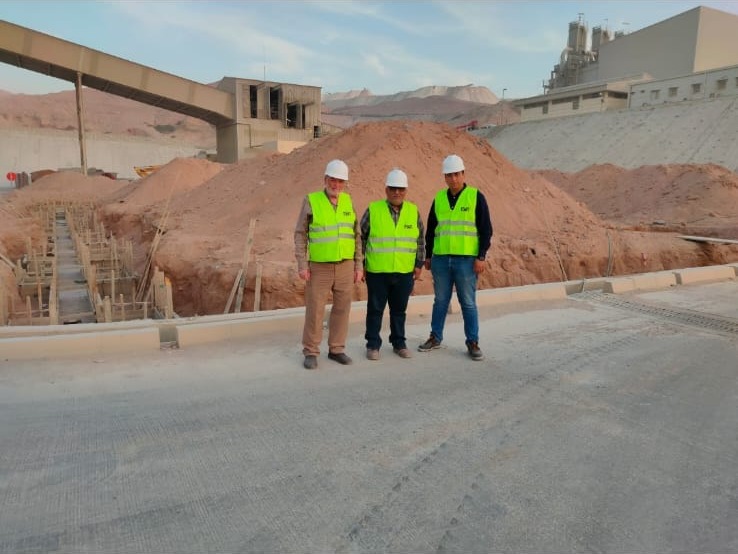 فريق مهندسي المجموعة الفنية للهندسة والصيانة E&M في موقع مصنع صناعي — E&M engineering team at an industrial plant site