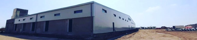 صالة صناعية واسعة البحر بهيكل حديدي مكتملة من تنفيذ E&M — completed long-span industrial hall built by E&M