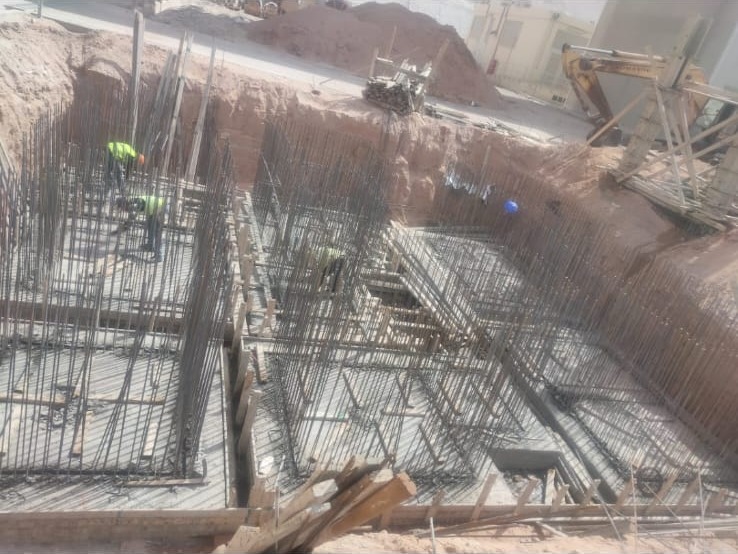 أعمال حديد تسليح وقواعد خرسانية في موقع إنشائي للمجموعة الفنية للهندسة والصيانة E&M — rebar and concrete footing works by E&M