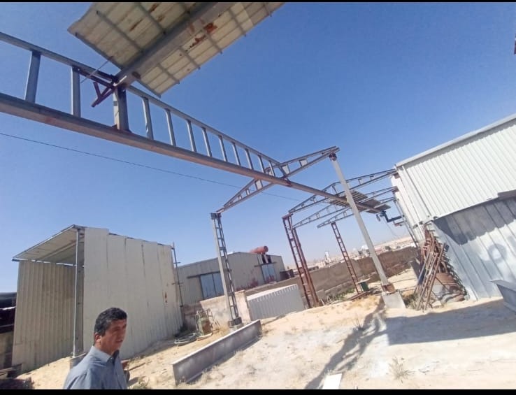 تركيب مظلات وهياكل حديدية في موقع صناعي للمجموعة الفنية للهندسة والصيانة E&M — steel canopy and frame installation by E&M