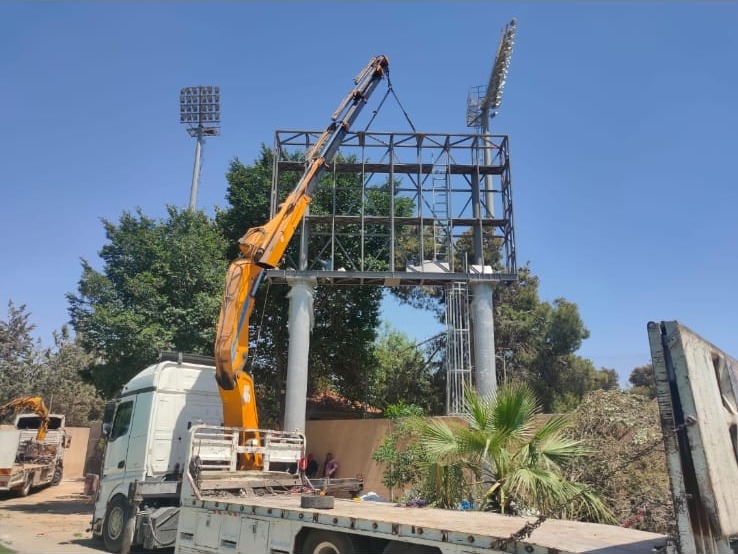 تركيب منصة حديدية مرتفعة بواسطة رافعة في مشروع مقاولات E&M — elevated steel platform installation by E&M
