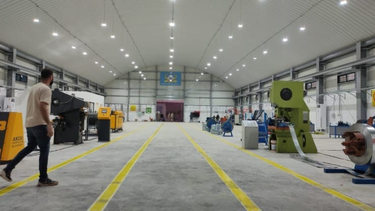 صالة إنتاج صناعية مكتملة بهيكل حديدي من تنفيذ E&M — completed industrial production hall built by E&M