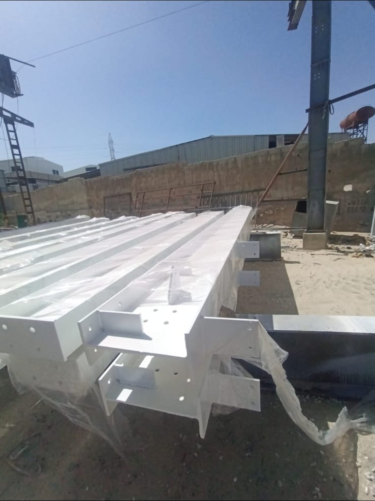 جوائز حديدية مطلية ومغلفة جاهزة للتوريد من مصنع E&M — coated steel girders wrapped and ready for dispatch from E&M