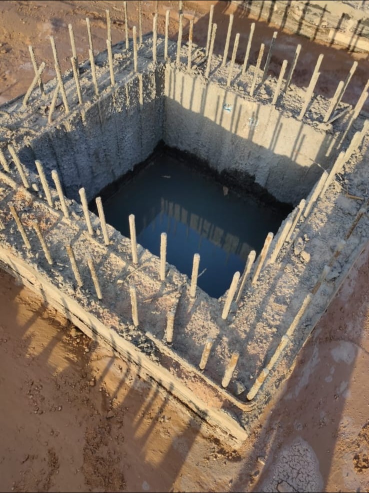 أعمال حفر وأساسات خرسانية مع أشاير حديد تسليح لمقاولات E&M — excavation and reinforced concrete foundation works by E&M