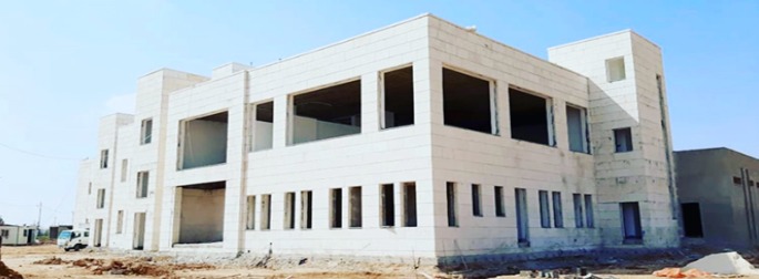 مبنى إداري خرساني متعدد الطوابق قيد الإنشاء لمقاولات E&M — multi-storey concrete office building under construction by E&M